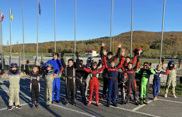 Groupe d'enfants à l'école de pilotage