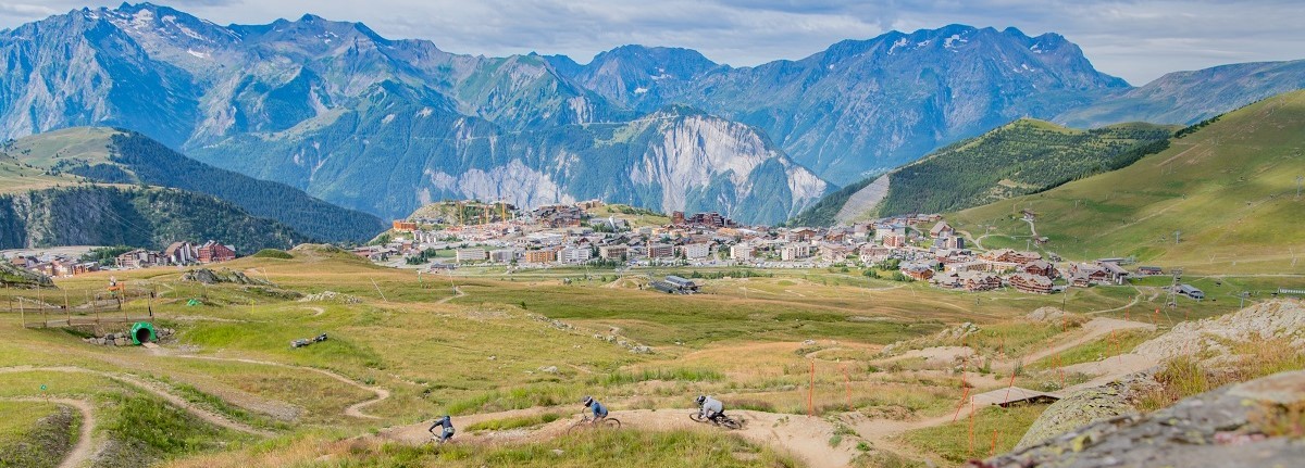 Commune de l'Alpe d'Huez au premier plan et les montagnes en arrière plan