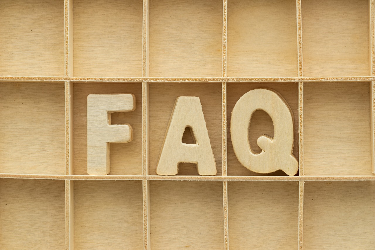 Image d'une boite avec des casse et les lettres F A Q pour foire aux questions