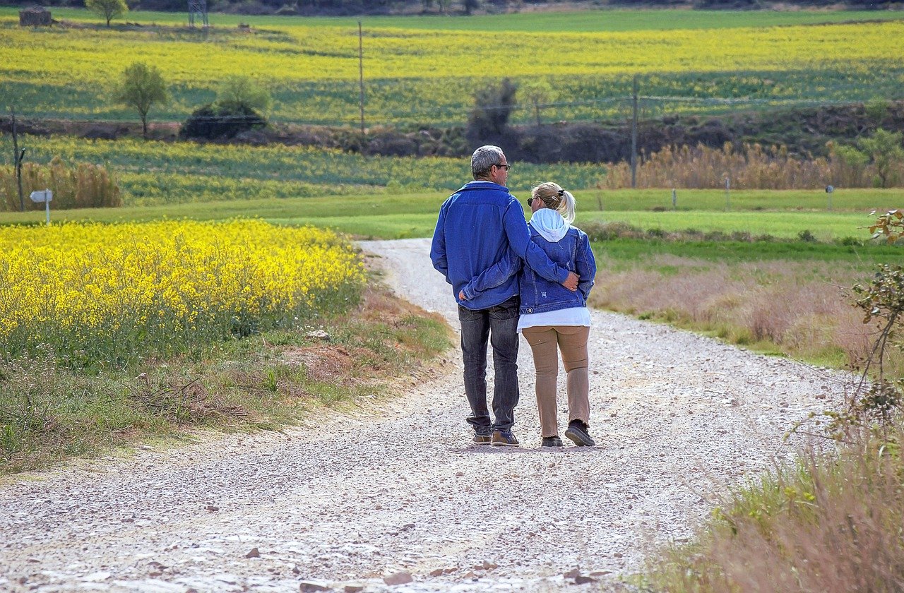 Chemin en terre avec 2 personne d'un certain âge qui se balade. Ce qui représente le Niveau 1